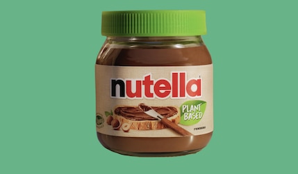 Plant Based Nutella vor grünem Hintergrund