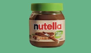 Plant Based Nutella vor grünem Hintergrund