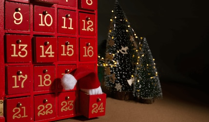 Roter Adventskalender mit goldenen Zahlen