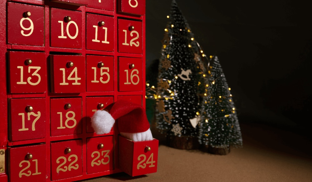 Roter Adventskalender mit goldenen Zahlen