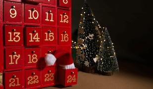 Roter Adventskalender mit goldenen Zahlen