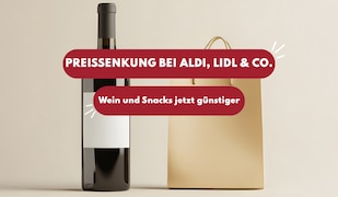 Preissenkung bei Wein und Snacks vor Weinflasche mit Einkaufstüte