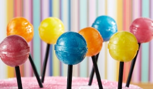 Bunte Lollipops mit schwarzem Stil.