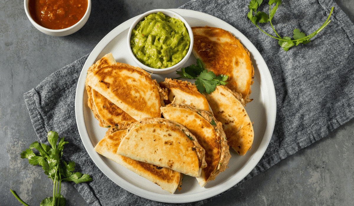 Quesadillas mit Guacamole angerichtet