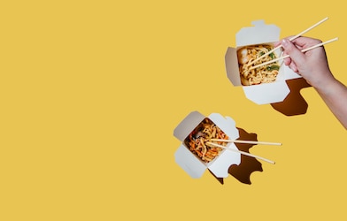 Ramen in einer Schachtel mit gelbem Hintergrund