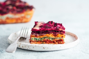 Regenbogen-Lasagne auf weißem Teller