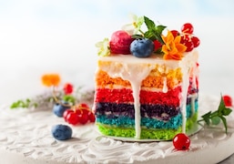 Regenbogen-Kuchen mit Früchten und Glasur