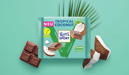 Ritter Sport Vegan Tropical Coconut auf türkisem Hintergrund 