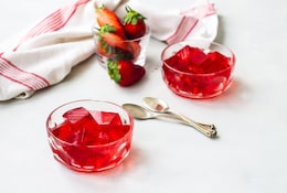 Rote Götterspeise in Glasschale
