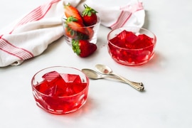 Rote Götterspeise in Glasschale
