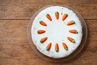 Rüblikuchen auf Holzplatte