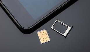 SIM Karte liegt neben einem Smartphone