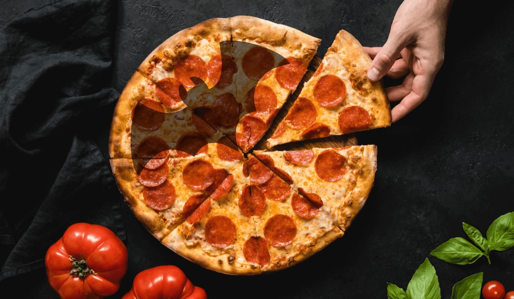 Salami Pizza mit Schatten einer Fledermaus