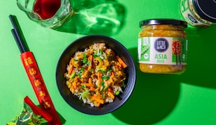 Schale mit Reis, Stäbchen, daneben Little Lunch Asia Reis im Glas