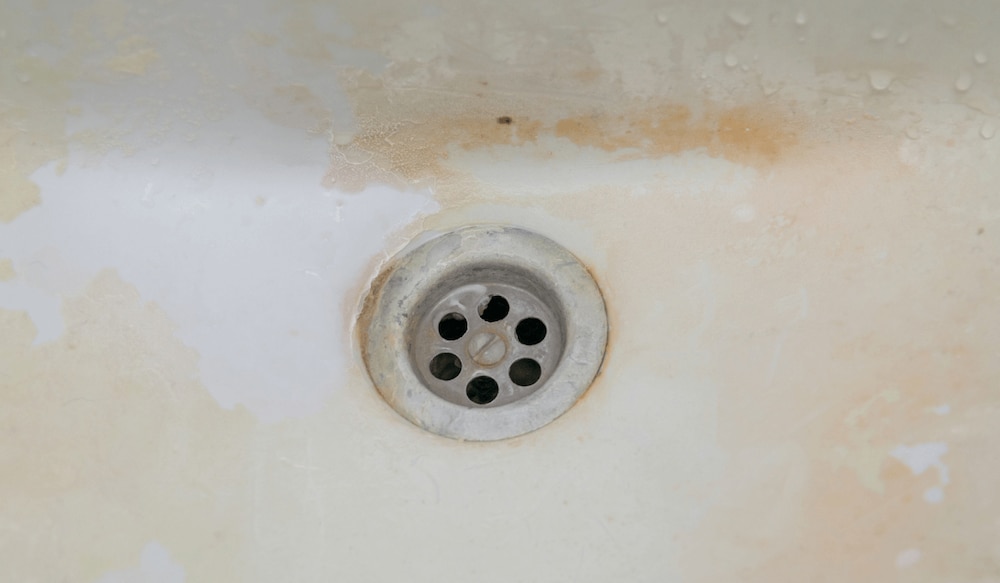 Waschbecken mit hartnäckigen Seifenresten