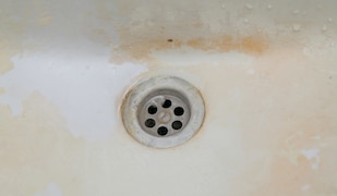 Waschbecken mit hartnäckigen Seifenresten