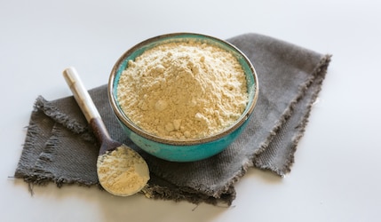 Seitan Fix Pulver in einer Schüssel mit Löffel