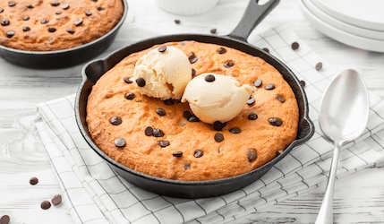 Skillet Cookie in einer Pfanne mit Schokolade