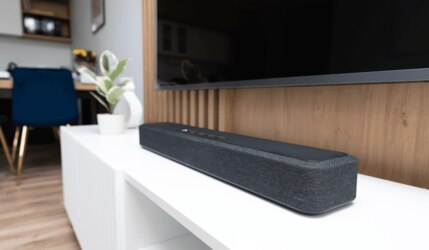 Soundbar mit Fernseher in einer Wohnung