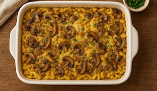 Auflauf mit Spätzle und Pilzen auf Holztisch