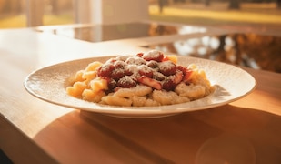 Süße Spätzle mit Roter Grütze: Schnelles Rezept für das warme Dessert