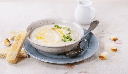 Spargelcremesuppe in einer Schüssel mit Croutons