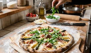 Pizza belegt mit Schinken, Mozzarella und Spargel