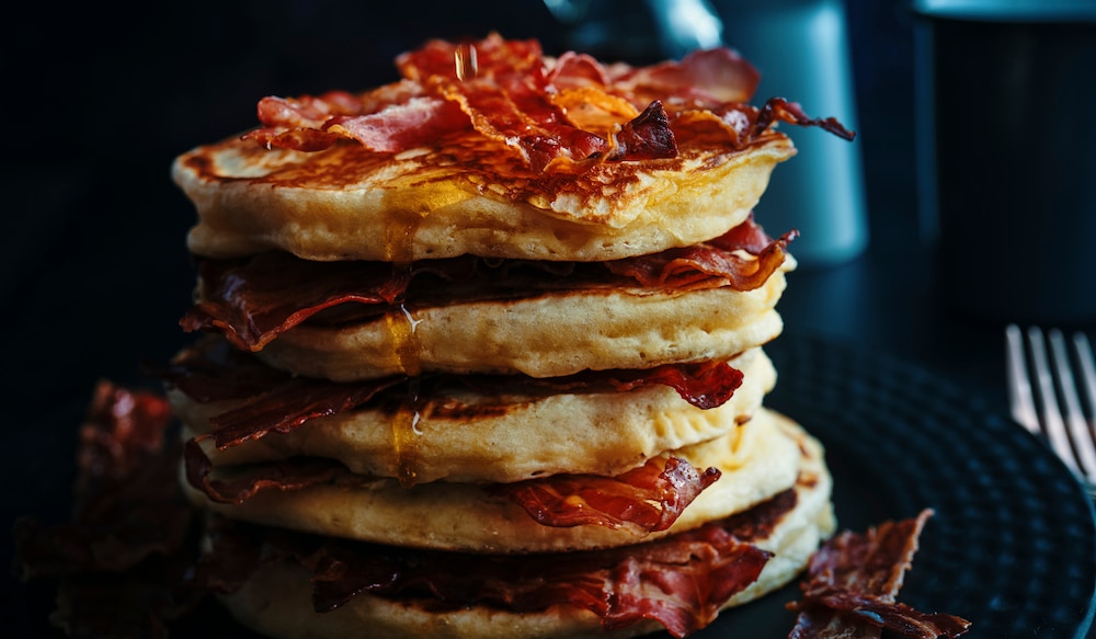 Speck-Pfannkuchen übereinander gestapelt