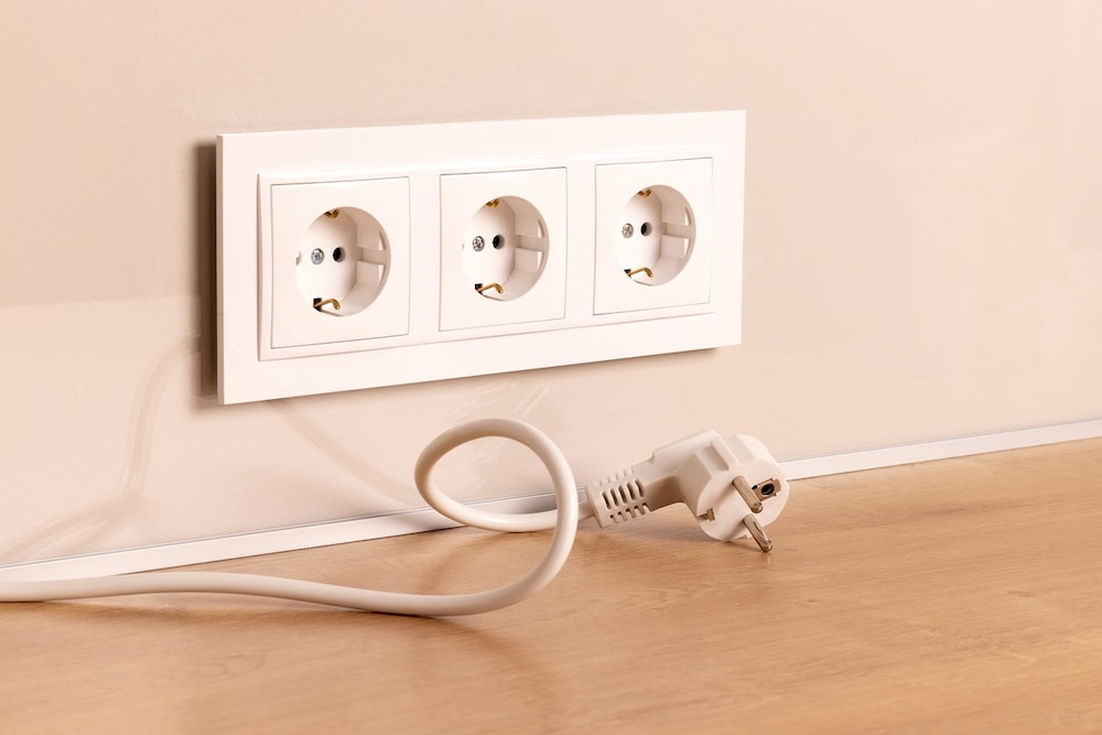 Steckdose mit Stecker, der nicht eingesteckt ist