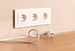Steckdose mit Stecker, der nicht eingesteckt ist