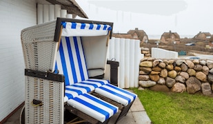 Strandkorb in einem Vorgarten