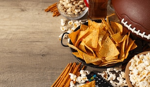 Super Bowl Party Snacks mit Chips, Nüssen, Salzstangen und Popcorn