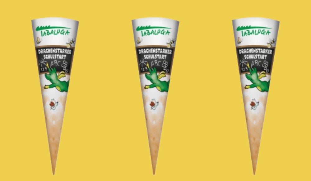 Tabaluga Schultüten von Netto Marken-Discount und Edeka vor gelbem Hintergrund