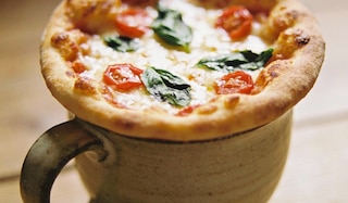 Aktueller Artikel zu Tasse Rezept für Low Carb Mikrowellen-Pizza aus der Tasse - Fertig in 2 Minuten