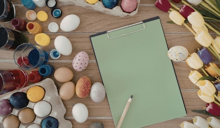 Grünes Bild mit bunten Ostereiern und bunter Farbe