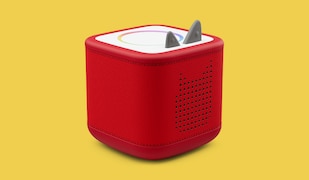 Rote Toniebox 2.0 vor gelbem Hintergrund