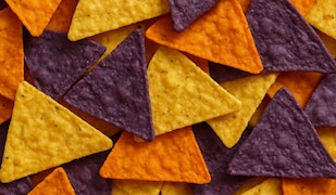 Tortilla Chips im drei verschiedenen Farben