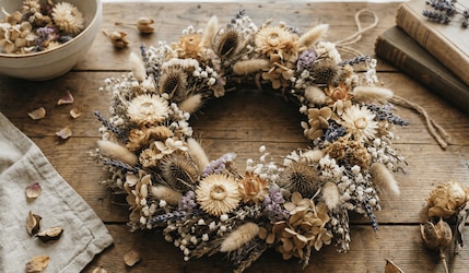 Selbstgemachter Trockenblumenkranz auf Holztisch