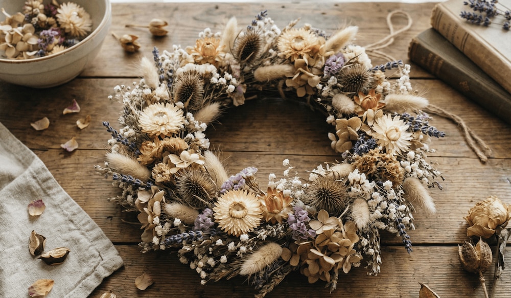Selbstgemachter Trockenblumenkranz auf Holztisch