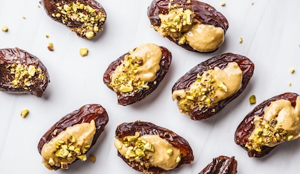 True Dates mit Pistazie und Erdnussmus gefüllt