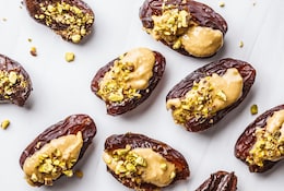 True Dates mit Pistazie und Erdnussmus gefüllt