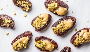 True Dates mit Pistazie und Erdnussmus gefüllt