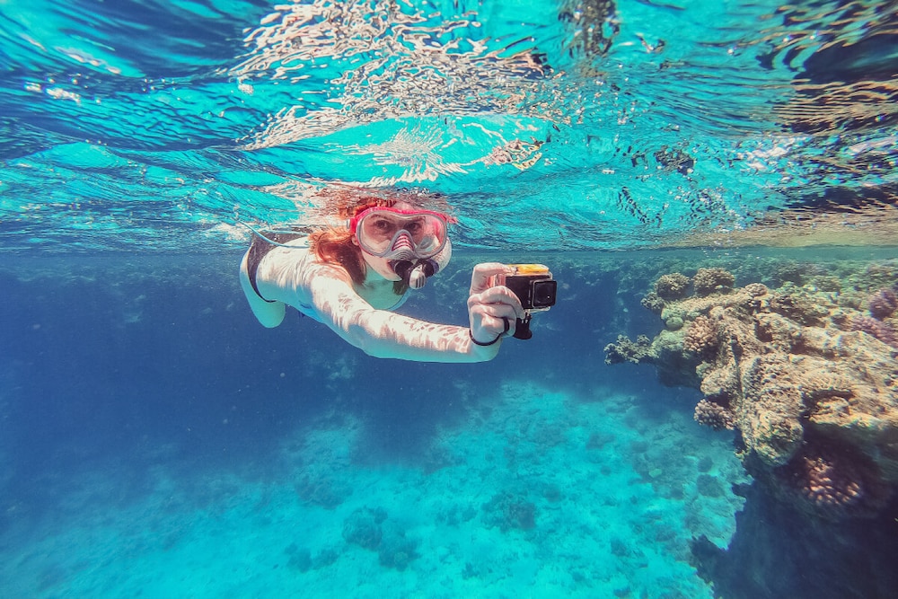 Frau beim Schnorcheln Mit Unterwasserkamera