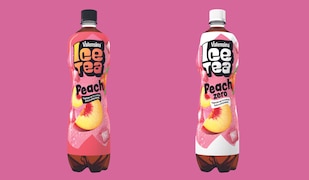 Valensina IceTea Peach in zwei Sorten Packshots vor pinkem Hintergrund