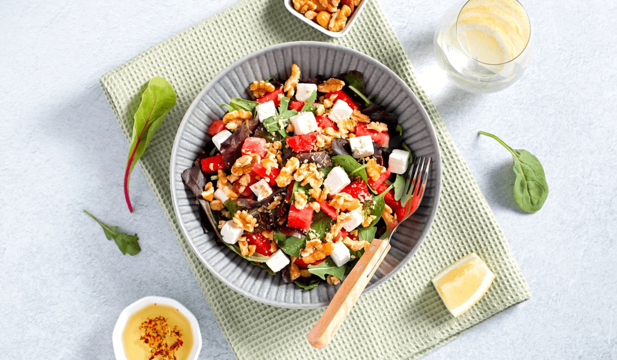 Wassermelonen-Salat mit Feta angerichtet auf einem Teller