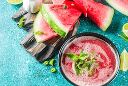 Wassermelonen-Gazpacho in einer Schale mit Wassermelone dekoriert