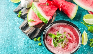 Wassermelonen-Gazpacho in einer Schale mit Wassermelone dekoriert