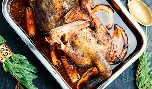 Weihnachtsgans in Ofenform mit Rosmarin