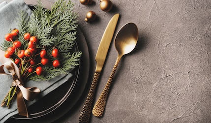 Gedeckter Weihnachtstisch mit kupfer Besteck 