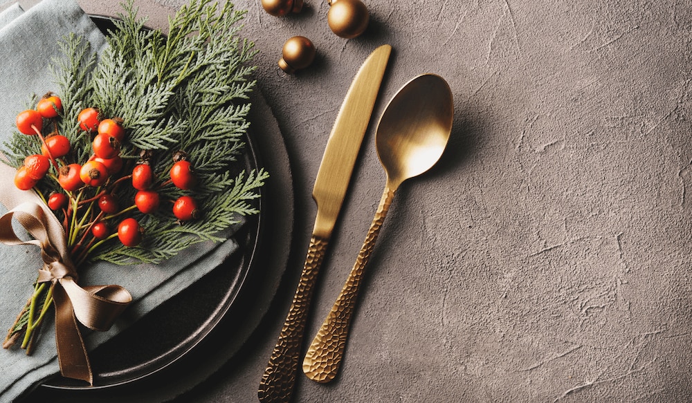Gedeckter Weihnachtstisch mit kupfer Besteck 